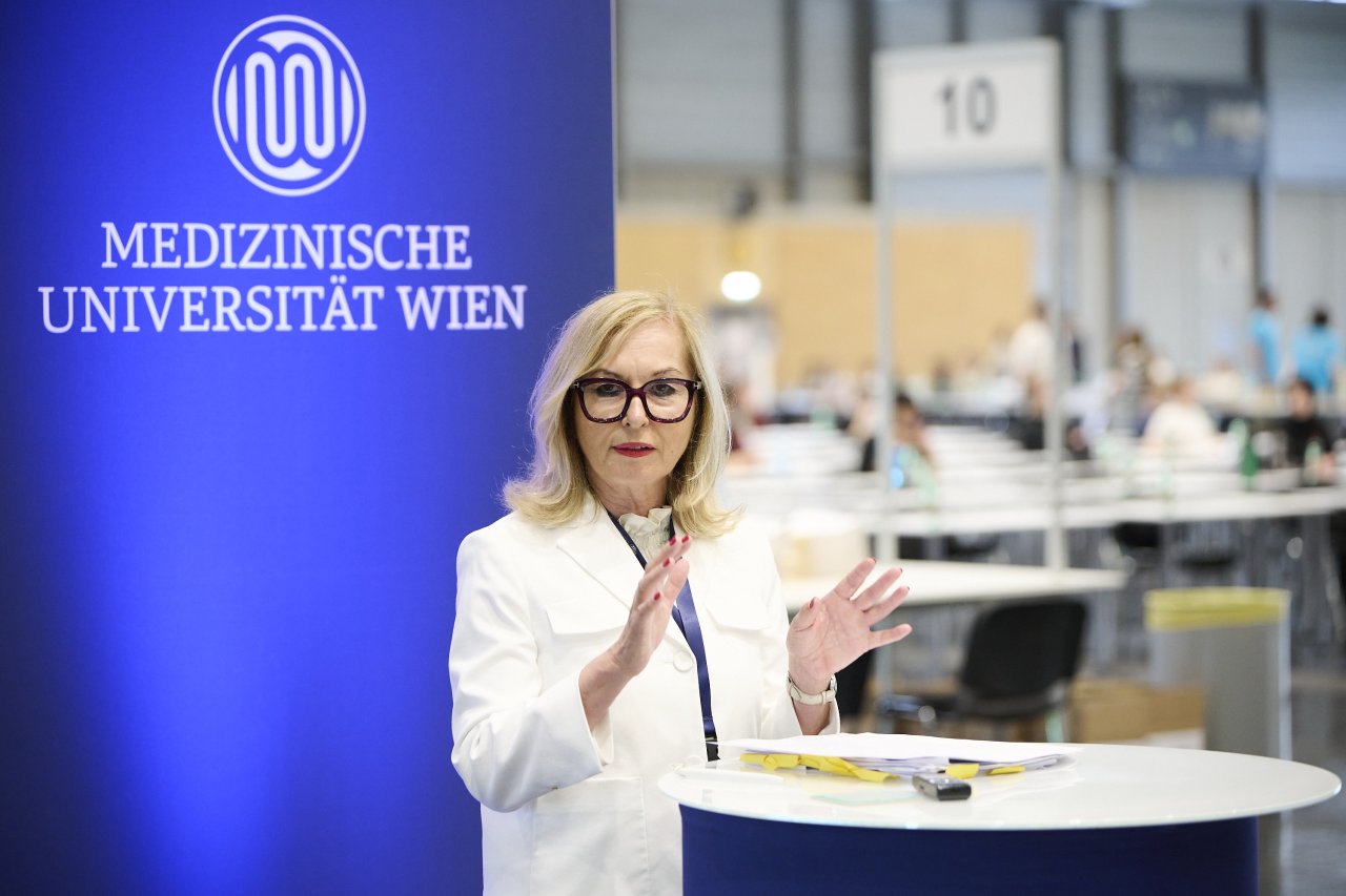 Blonde Frau mit schwarzer Brille