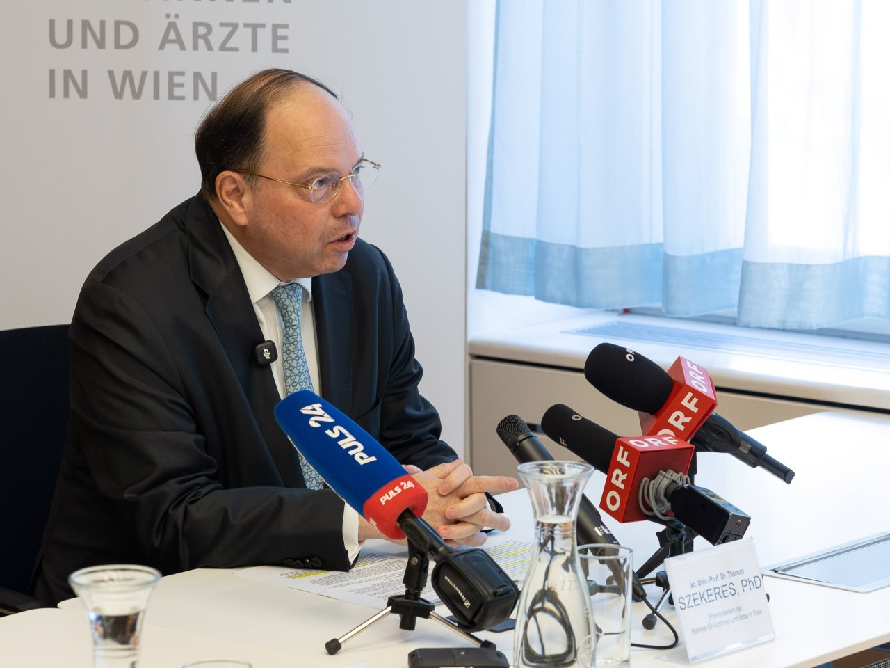 Ein spricht gerade im Rahmen einer Pressekonferenz.