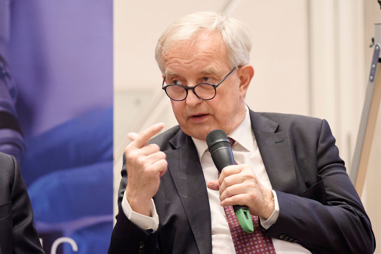 Mann mit Mikrofon