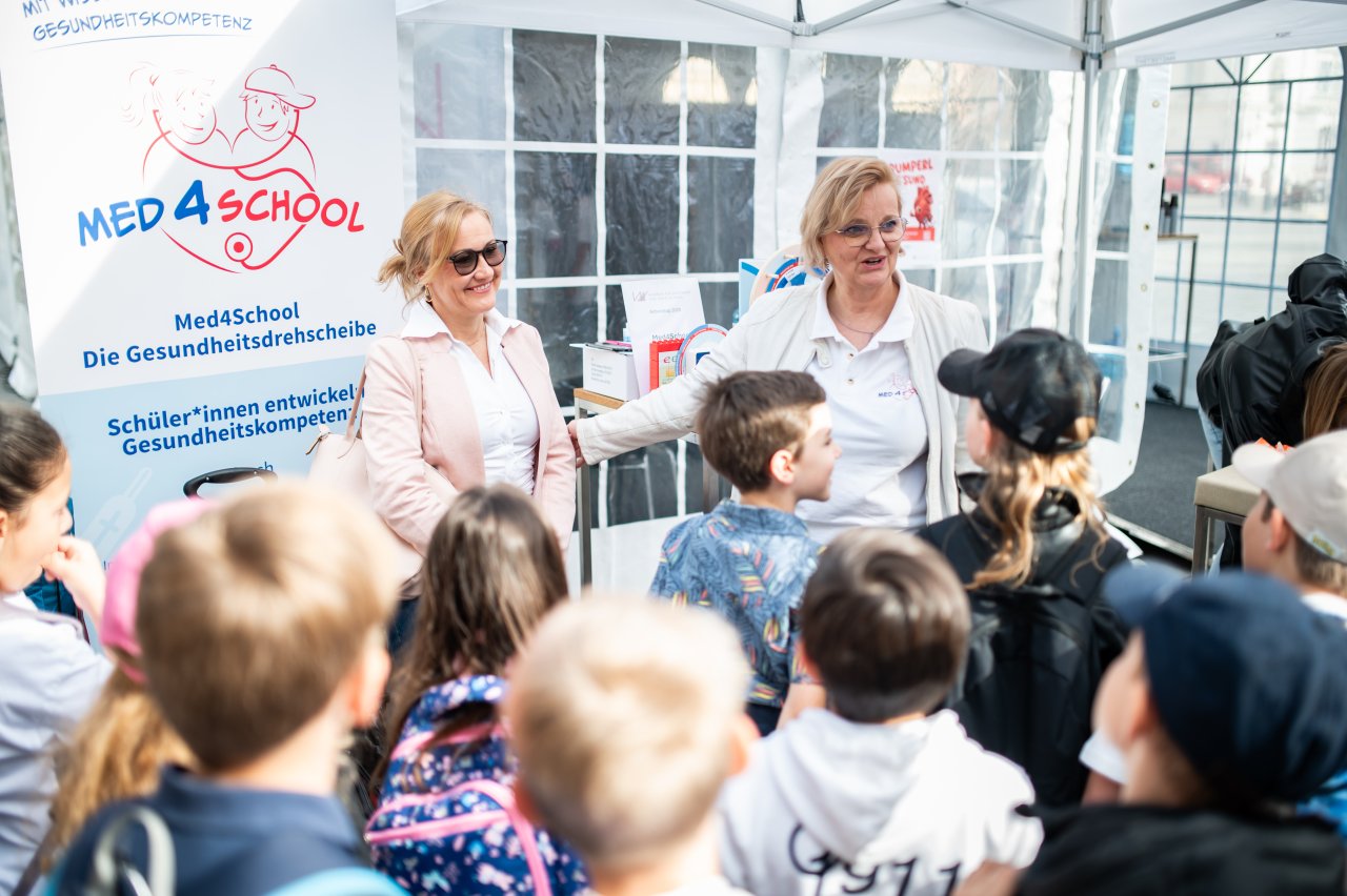 Kinder vor einem INformationsstand