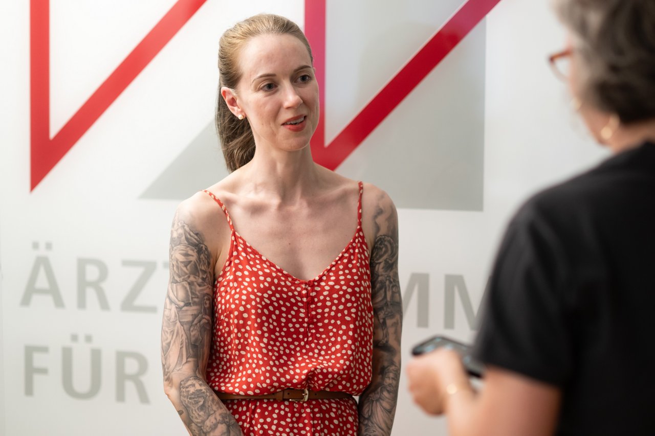 Frau mit rot gepunktetem Kleid