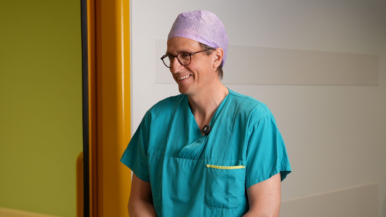 Chirurg Thomas Benkö im Gespräch außerhalb des OP-Raums.