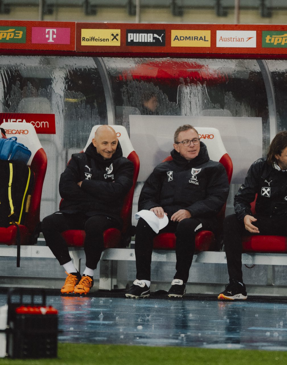 Zwei Männer sitzen im Regen 