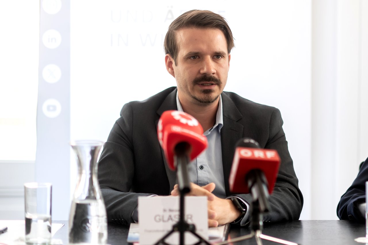 Mann spricht in Mikrofon