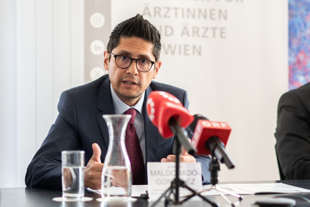 Mann spricht vor Mikrofonen