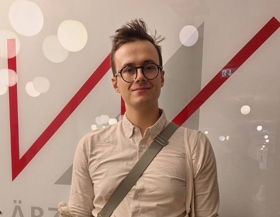 Mann mit Brille und beigem Hemd