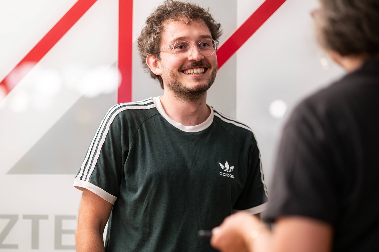 Mann mit Brille und grünem Shirt
