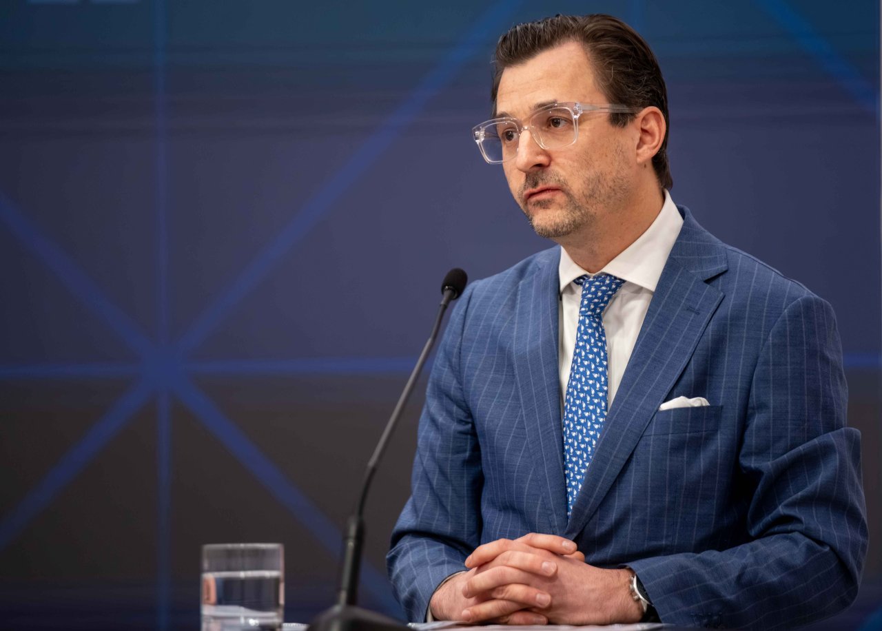 Harald Widhalm bei einer Pressekonferenz des Verkehrsministeriums.