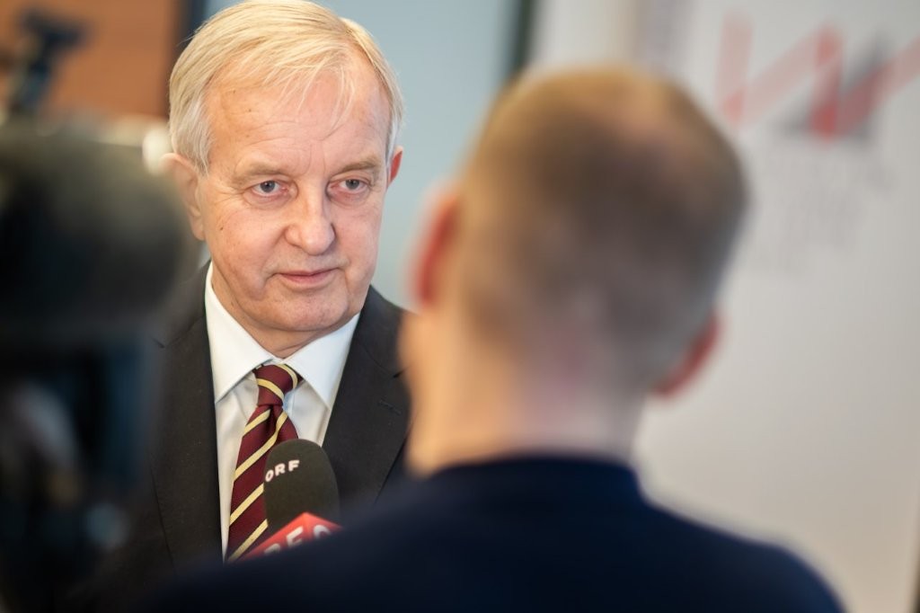 Mann im Gespräch