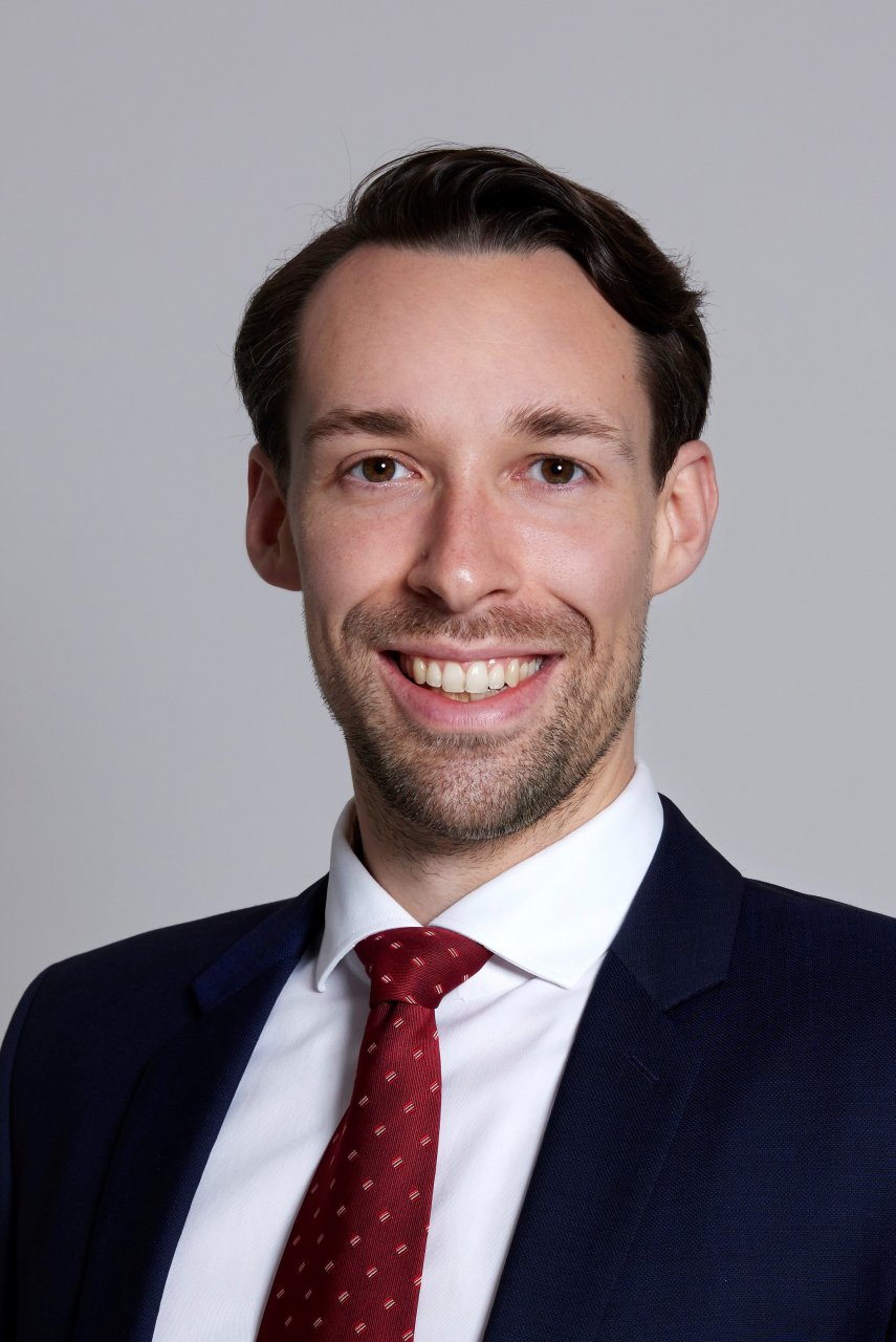Mann mit roter Krawatte im Frontalporträt