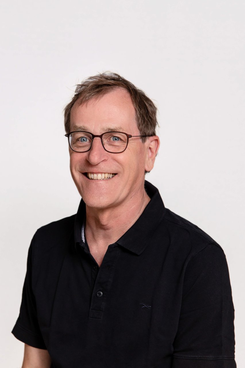 Mann mit Brille und schwarzem Hemd 