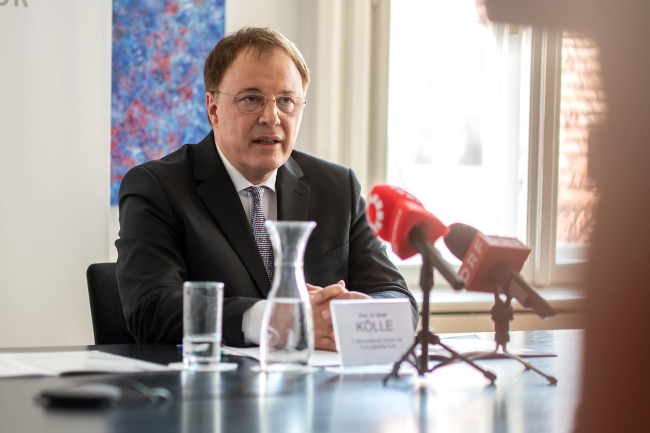 Mann vor Mikrofon