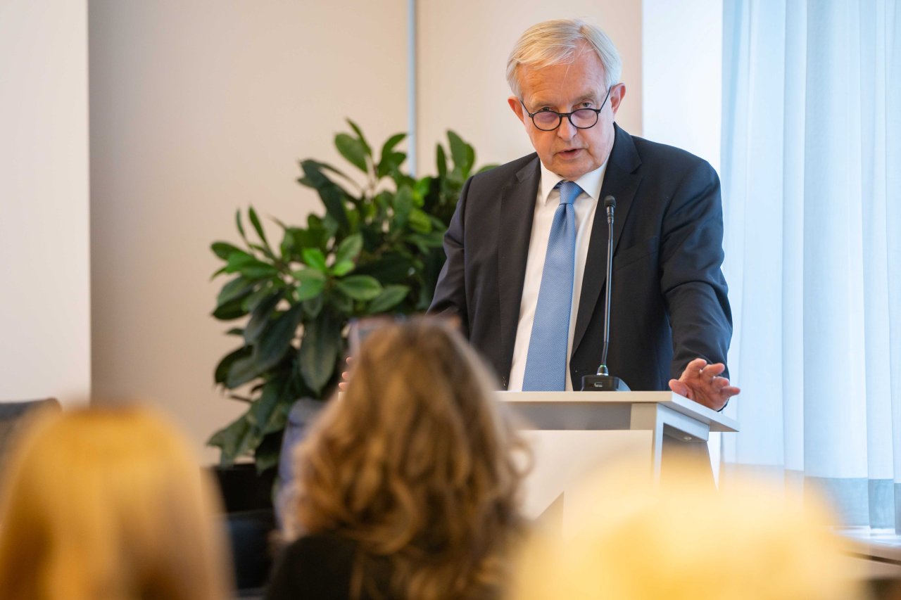 Ein Mann steht am Podium im Rahmen einer Veranstaltung.