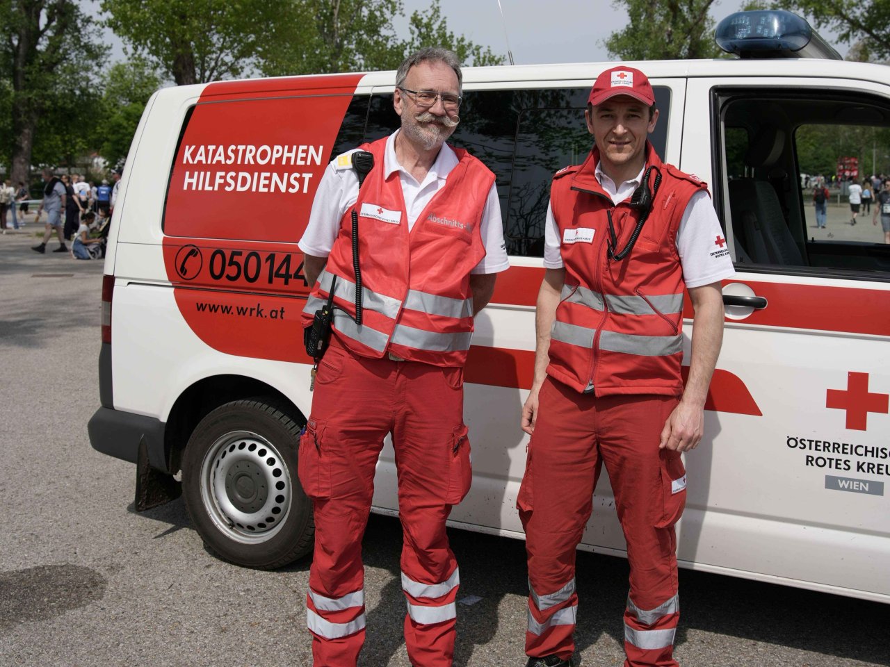 Zwei Sanitäter des Roten Kreuzes entlang der Strecke zum Vienna City Marathon 2026.