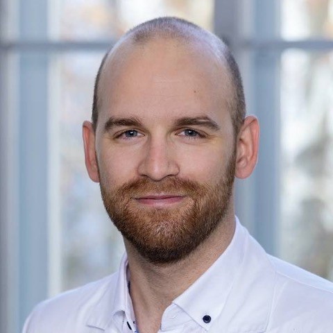 Mann mit weißem Hemd
