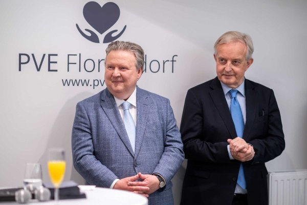 Zwei Männer im Anzug sehen nach rechts zur Seite