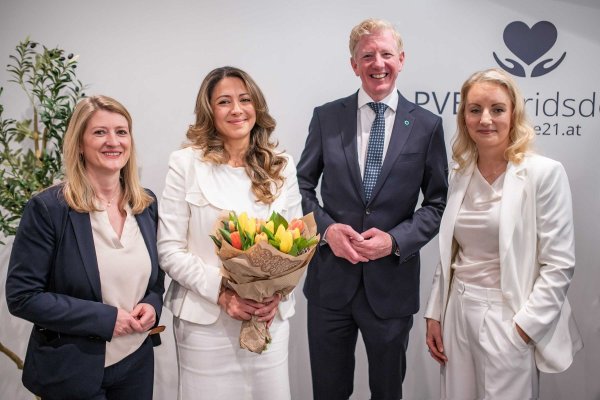 Vier Personen stehen nebeneinander - die zweite, Vizepräsidentin Kamaleyan-Schmied hält einen Strauß Blumen in der Hand.