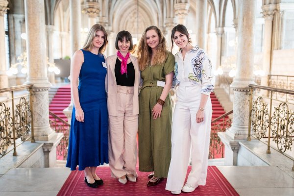 Vier Frauen stehen nebeneinander.