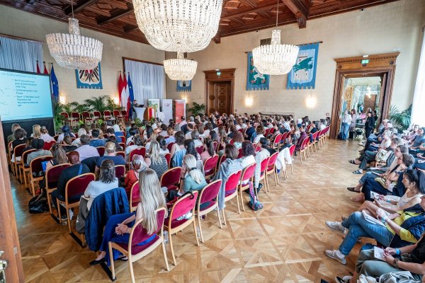 Der Wappensaal im Wiener Rathaus ist bis auf den letzten Sitz voll mit Tagunsgästen.