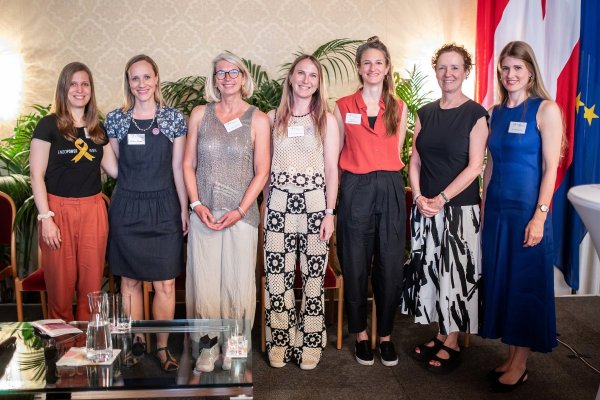 Sieben Frauen stehen nebeneinander.