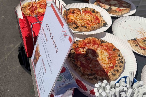 Pizzaschnitten auf Papptellern