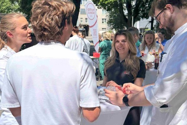 Eine Frau unterhält sich mit mehreren Männern