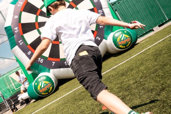 Bub schießt mit Fußball.