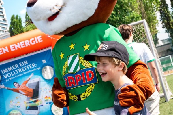 Rapid Wien-Maskottchen mit Bub.