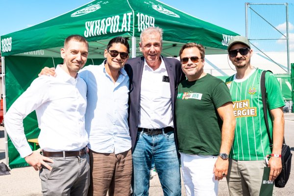 Fünf Männer vor einem Zelt des SK Rapid.