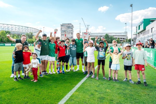 17 Kinder mit SK Rapid Kapitän Matthias Seidl (Mitte).