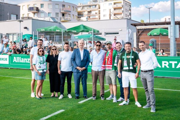 Gruppe von 10 Personen auf dem Fußballfeld von Rapid.