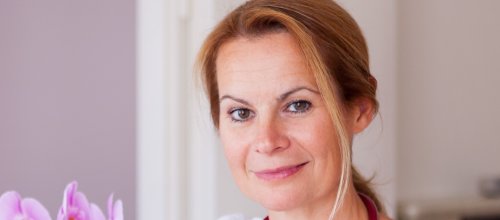 Frau im Porträt frontal 