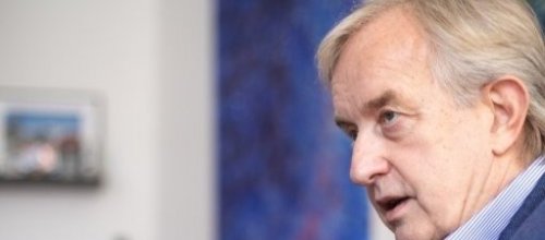 Foto eines Mannes von der Seite