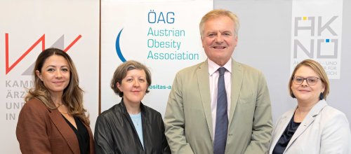 Vier Personen, drei Frauen und ein Mann, stehen beisammen.
