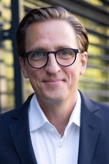 Der Chirurg Thomas Benkö schaut freundlich in die Kamera.