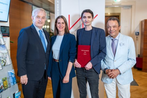 Gruppenbild mit drei Männern und einer Frau.