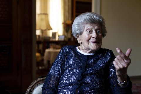 Ältere Dame in blauer Bluse