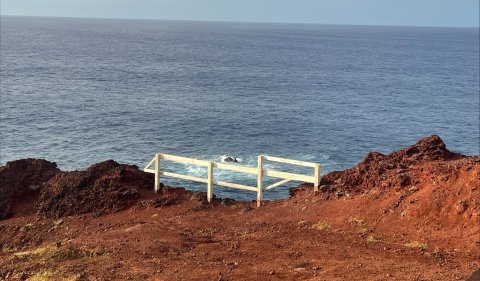 Insel mit Meer, Felsen und Holzsteg