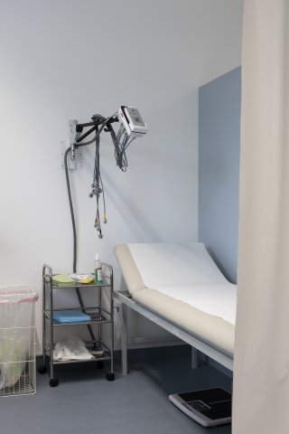 Untersuchungsraum mit Liege