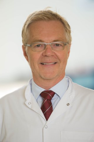 Blonder Mann mit Brille 