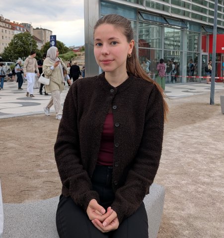 Junge Frau in schwazem Pullover