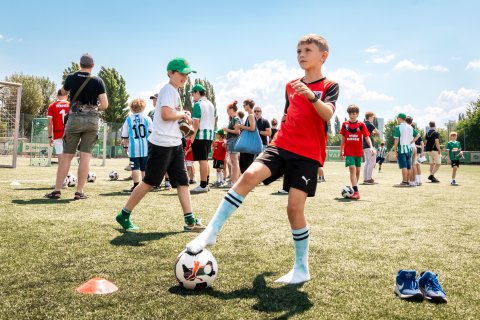 Kinder bei Fußball-Trainingsstationen 