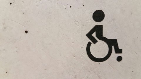 Hinweisschild mit Rollstuhl 