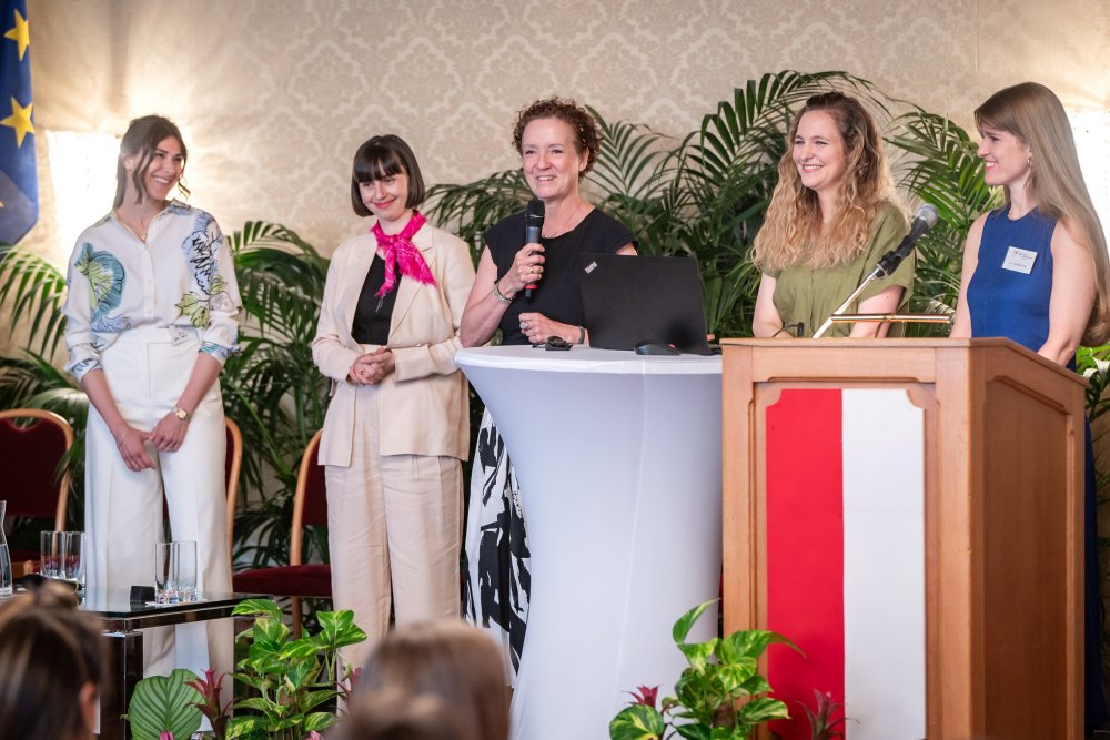 Fünf Damen stehen am Podium im Rahmen einer Fachtagung.