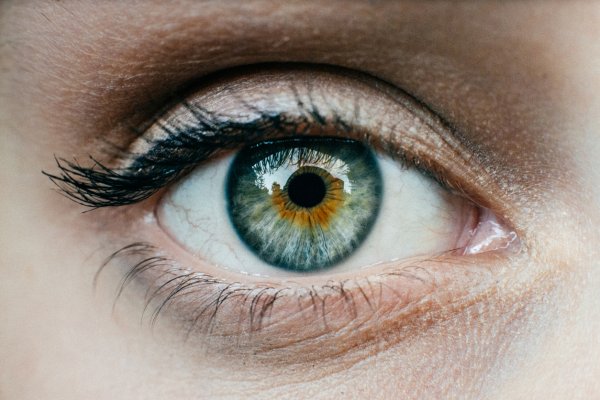 Man sieht bloß ein Auge in starker Vergrößerung