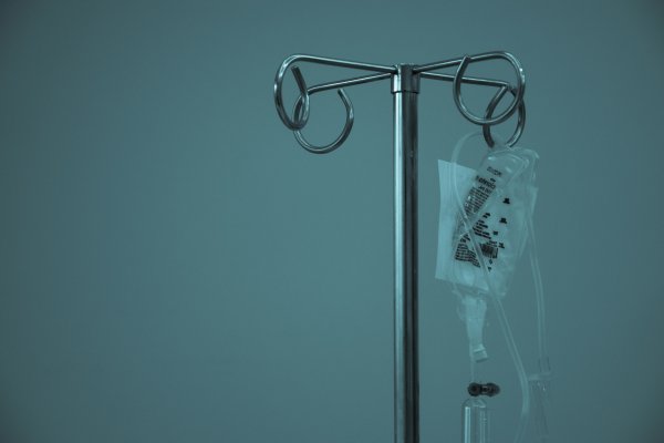 Ein Infusionsständer mit Dextroselösung 