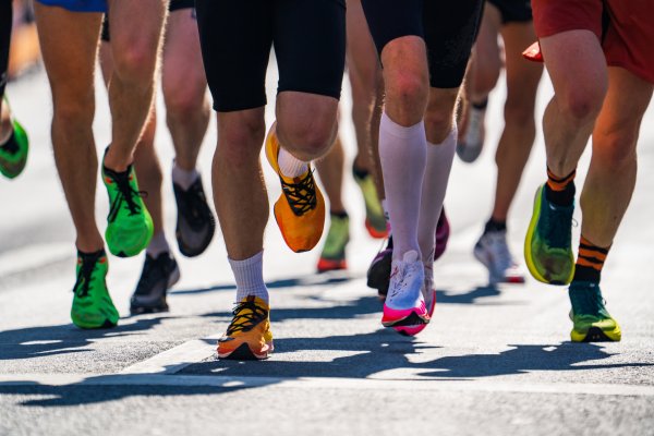 Beine mit bunten Laufschuhen