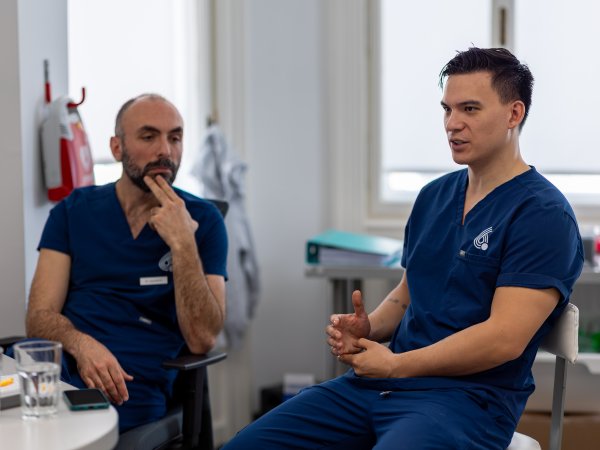 Zwei Männer in blauer Arztkleidung