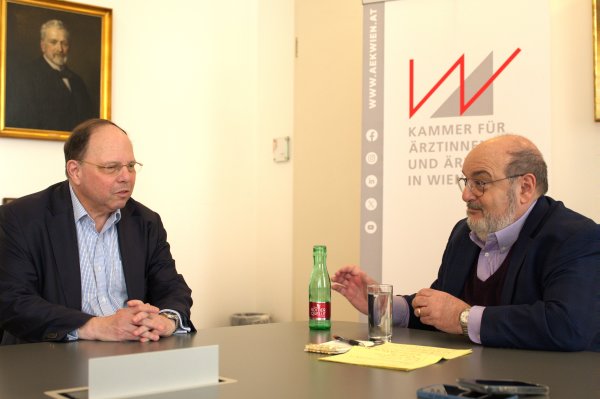 Zwei Männer sitzen zusammen an einem Tisch