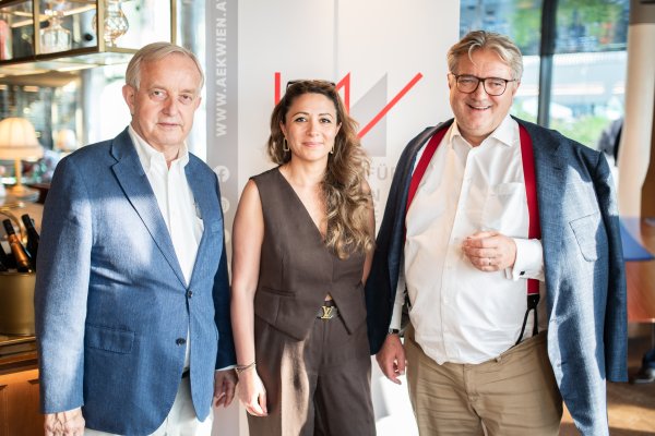 Gruppenbild zweier Männer und einer Frau mittig 